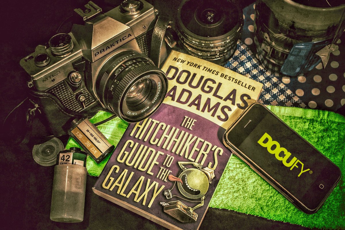 D_OCUFY's tweet photo. Don’t panic. Use a towel! Der Towel-Day als Gedenktag für den britischen Autor Douglas Adams wird alljährlich am 25. Mai gefeiert. In Anlehnung an sein Werk „Per Anhalter durch die Galaxis“ tragen Fans überall auf der Welt ein Handtuch um sich😉
#towelday #douglasadams #docufy https://t.co/lkyPuCOm95