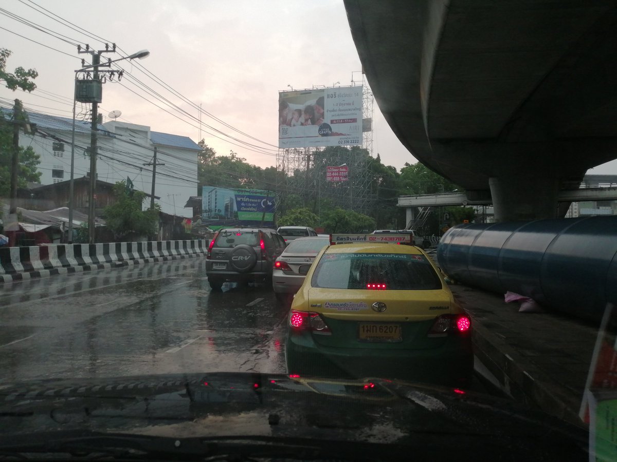 vorapoje's tweet photo. @js100radio เข้าใจว่ารถติดแต่ไม่ต่อคิวแล้วมาเปิดเลนเองแบบนี้ก็ไม่ควรครับ​ กลับรถ​ กม.1 ถนนรามอินทรา https://t.co/bsZS2mKvbp