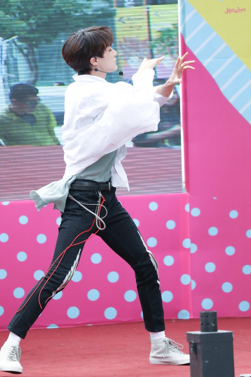 jeno pics 👑 tweet media
