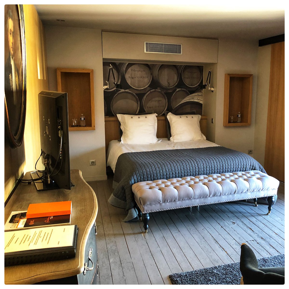 CarnetDeco's tweet photo. Carnet Deco : le clos des terres soudées, une magnifique maison d’hôtes au cœur du vignoble champenois, dans la montagne de #Reims à Vrigny.

#interiordesign #decoration #chambredhotes #carnetdeco
@tourismechampagne @cestcommentcom @champagne_ref @ReimsTourisme https://t.co/N4FGYuVdXv