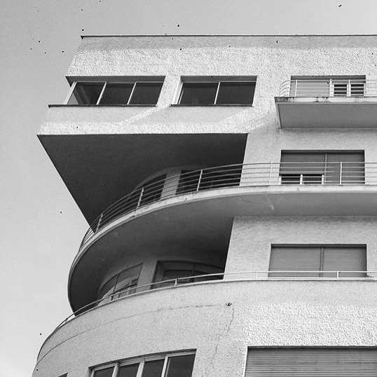 Novocomum -  Como, 1928-29, arch. Giuseppe Terragni. Foto Ebe Gianotti #maarc #Terragni #razionalismo #lakeofcomo #como #novocomum #arte #architetturaitaliana #architetturamoderna #equilibrio #razionalismocomo #razionalismo #forme #art #architettura #vuo… bit.ly/2VLMFfH