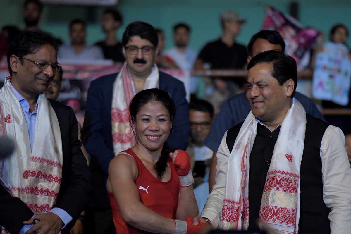 BFI_official's tweet photo. Electric atmosphere⚡️⚡️
It was an action-packed night in Guwahati; @MangteC won her 2️⃣nd consecutive #IndiaOpenBoxing 🥇as Hon’bl CM of Assam @sarbanandsonwal and BFI President #AjaySingh congratulated her. 👏👏
#PunchMeinHainDum #boxing https://t.co/lQP1uQXOQi