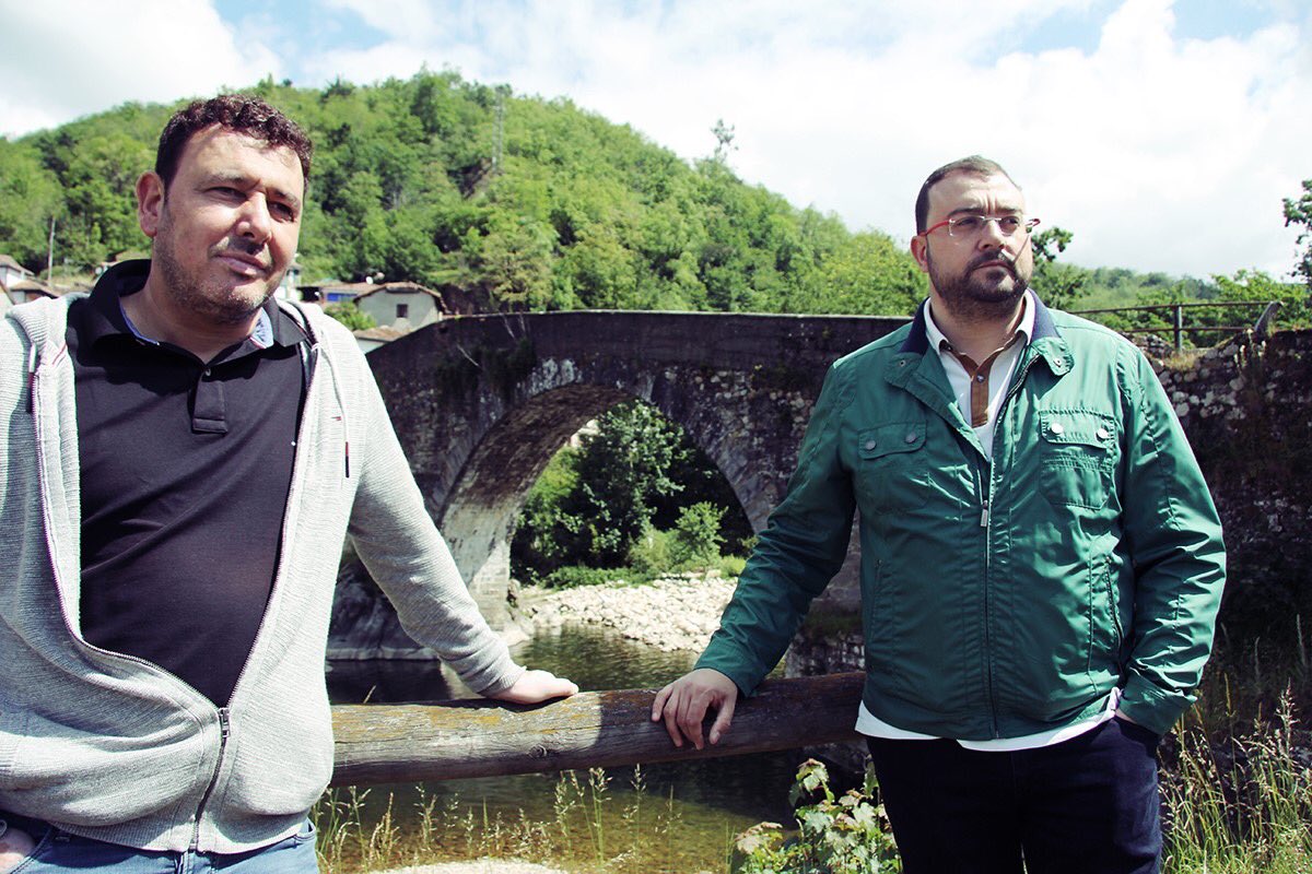 FSA_PSOE's tweet photo. 📸 Os dejamos algunas imágenes de @AdrianBarbon, acompañado por el candidato a la alcaldía de Laviana, Julio García, durante su paseo en la jornada de reflexión por el entorno de Puente d’Arcu https://t.co/OL1WzqBlBm