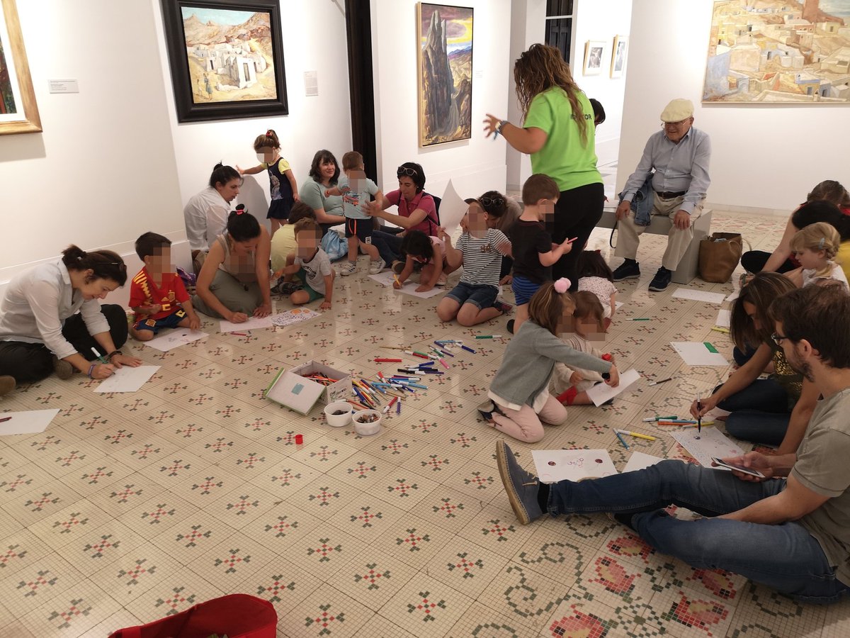 MuseoArteAlm's tweet photo. Después de observar las obras expuestas buscando 🧐 puntos, realizamos nuestras obras con mil puntos de colores 🔴🔵⚪⚫
#TallerenFamilia #MuseosDivertidos #MuseosCreativos https://t.co/QCpwkZiz8A