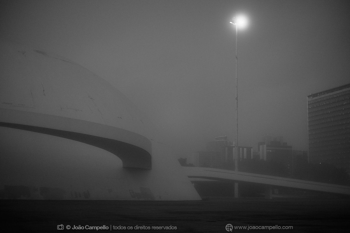 lipecampello's tweet photo. #fujifilm #fujixt1 #archidaily #archilovers #architecture #architecturelovers #architectureporn #mesdafotografiabsb #blackandwhite #tonacamara #fog #building #buildings #cities #city #composition #design #geometric #geometry #instagood #lines #lookingup #fujinon35mmf14 https://t.co/3b3q9dtZT0