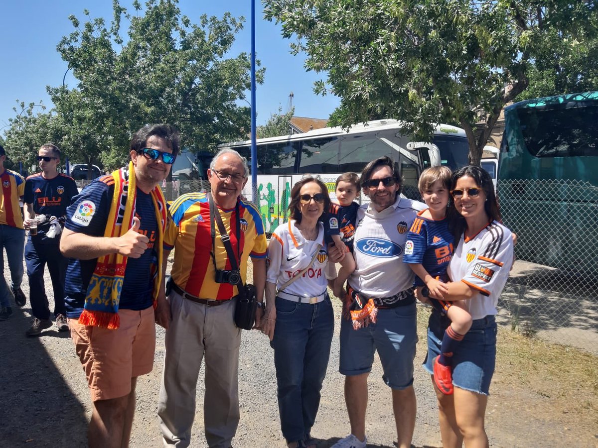 El asesor empresarial, @Aquimedina, y su familia están en la fan zone del <a href="/valenciacf/">Valencia CF</a> en Sevilla
#LacopaenCVRadio