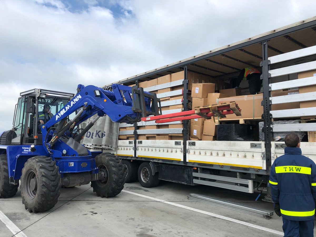 THWDipps's tweet photo. Wusstet ihr das @optimusPrime von den @transformers bei  @zollkarierre Arbeitet? Seit Mittwoch unterstützen wir den Einsatz  der Beeindruckenden Technik mit unserer Fachgruppe Räumen für Ihre Sicherheit. https://t.co/PZ4J2KHbZa