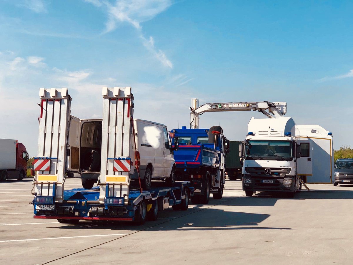 THWDipps's tweet photo. Wusstet ihr das @optimusPrime von den @transformers bei  @zollkarierre Arbeitet? Seit Mittwoch unterstützen wir den Einsatz  der Beeindruckenden Technik mit unserer Fachgruppe Räumen für Ihre Sicherheit. https://t.co/PZ4J2KHbZa