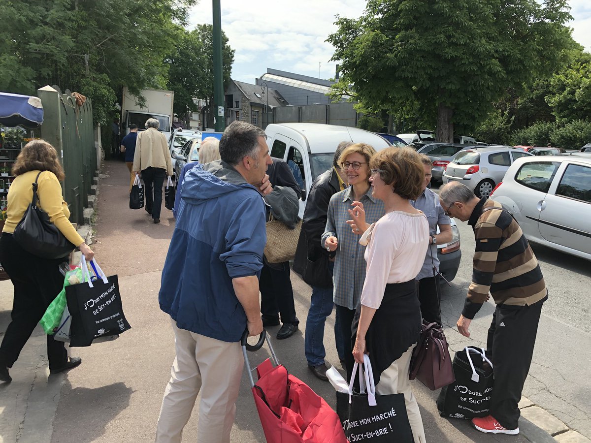 mcciuntu's tweet photo. Permanence des élus de @VilleSucy sur le marché comme tous les derniers samedis du mois. @AMBourdinaud https://t.co/QOwahePi8o
