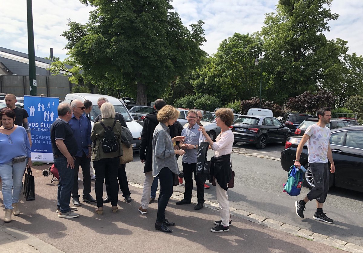 mcciuntu's tweet photo. Permanence des élus de @VilleSucy sur le marché comme tous les derniers samedis du mois. @AMBourdinaud https://t.co/QOwahePi8o