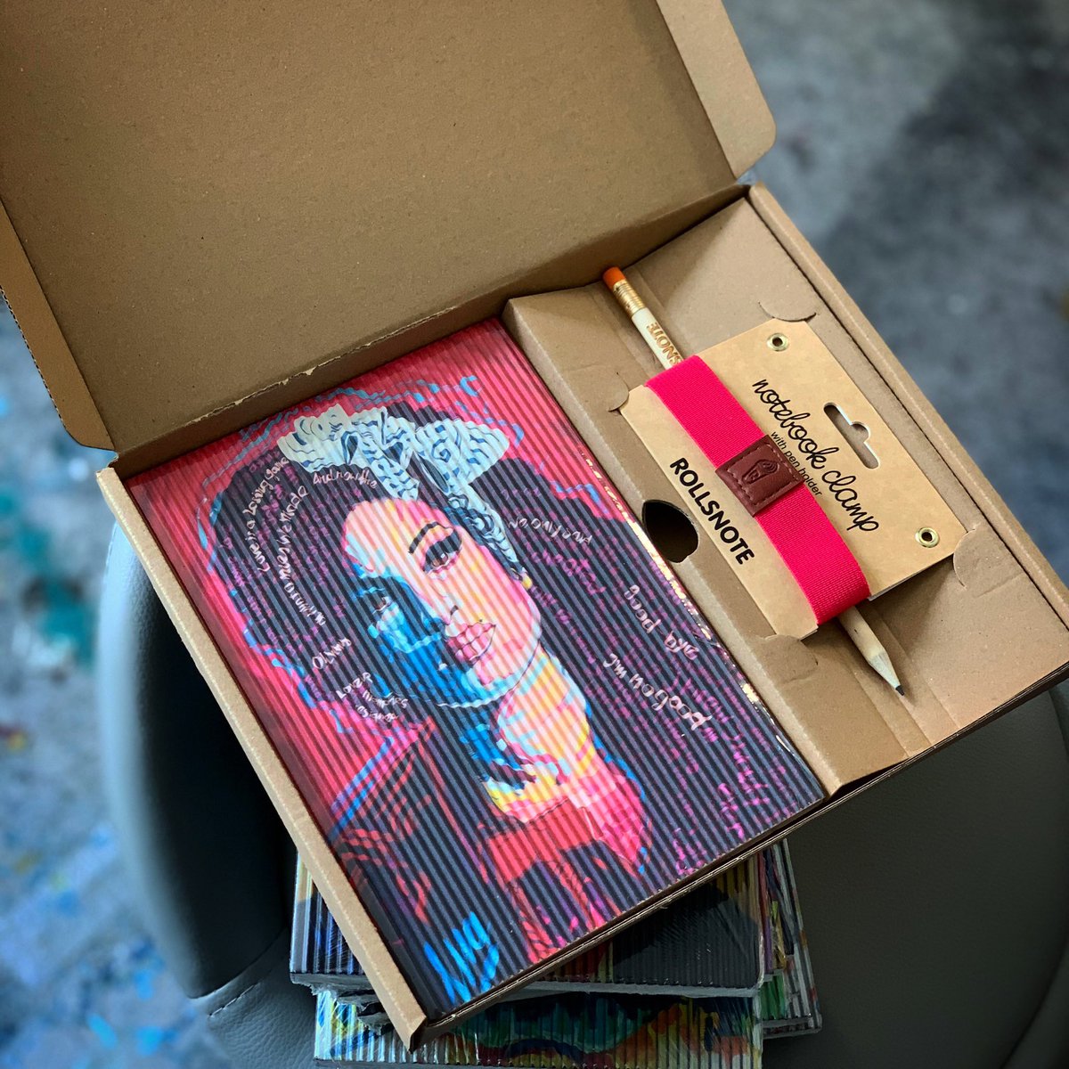 rollsnote's tweet photo. Kolejna odsłona tego jak będzie można zamówić sobie lub może na prezent cały zestaw a w nim #rollsnote , opaska, ołówek. #bujo #bulletjournal @ula_clarise_art #amywinehouse https://t.co/pvWafcs4xO
