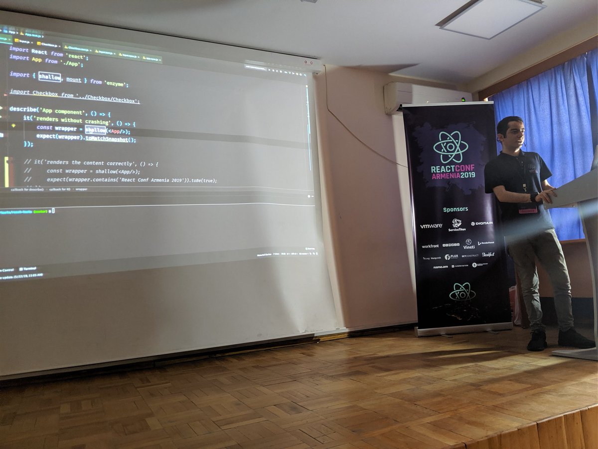 nairihar's tweet image. @D4RK7ET rocking now at blue hall 😎🤘 #ReactConfAM19