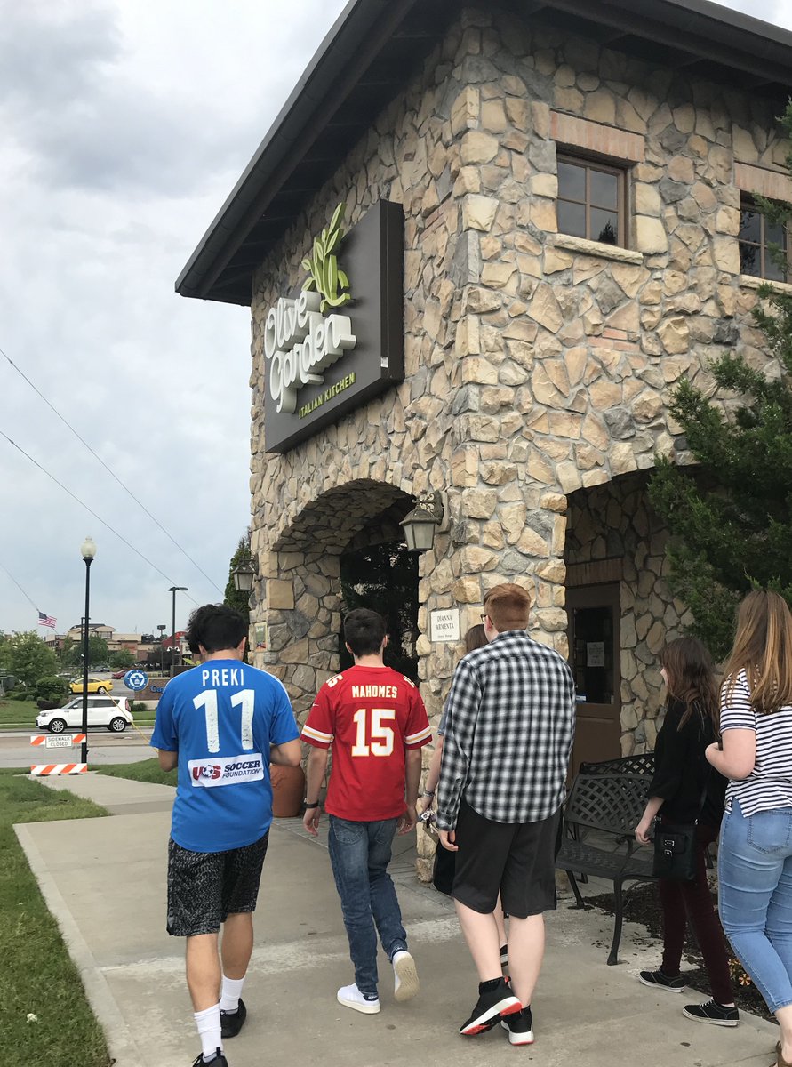 JFowlerLNHS's tweet photo. Our last @ProStart field trip! Students learned how HACCP is used daily @olivegarden, the importance of customer service, and the qualities they look for in an employee. Valuable information for my students, plus a great meal! @GKCRA @MO_ProStart @LNEagleNews @LPSLEADS https://t.co/WAe3n1HKEe