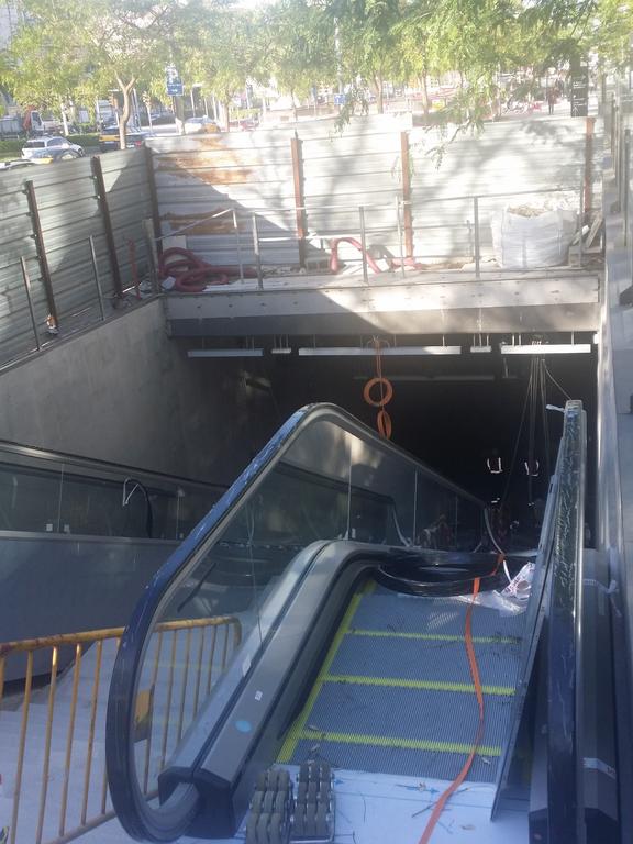 volemL9's tweet photo. CIUTAT DE LA JUSTÍCIA - L10 SUD 🚧: ja estan instal·lades les escales mecàniques a l'accés més proper a la ciutat judicial. Les obres avancen i es preveu la inauguració a l'octubre (font: Skyscrapercity) #volemL10 https://t.co/cDb0pmRXZH