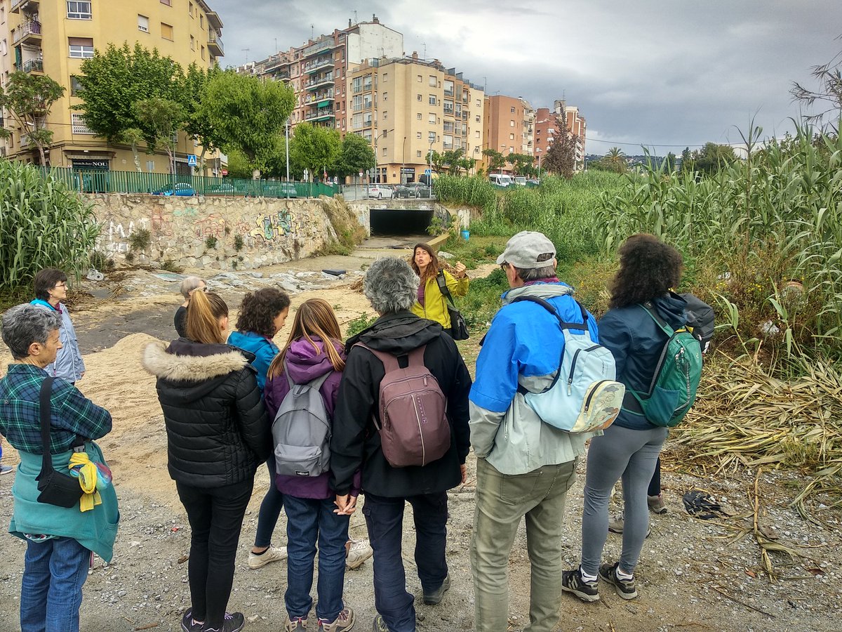 bibliosmataro's tweet photo. Passejada de descoberta de l'entorn de les Cinc Sènies de #Mataró: "La Biblioteca, porta del Parc" #bibliosmataró #BibliosMaresme #parcsibiblios #DiaEuropeuParcs #setmananatura #llegeixnatura @bibliotequesXBM @CulturaMataro  @xarxadeparcs https://t.co/1gfc2J9JgD