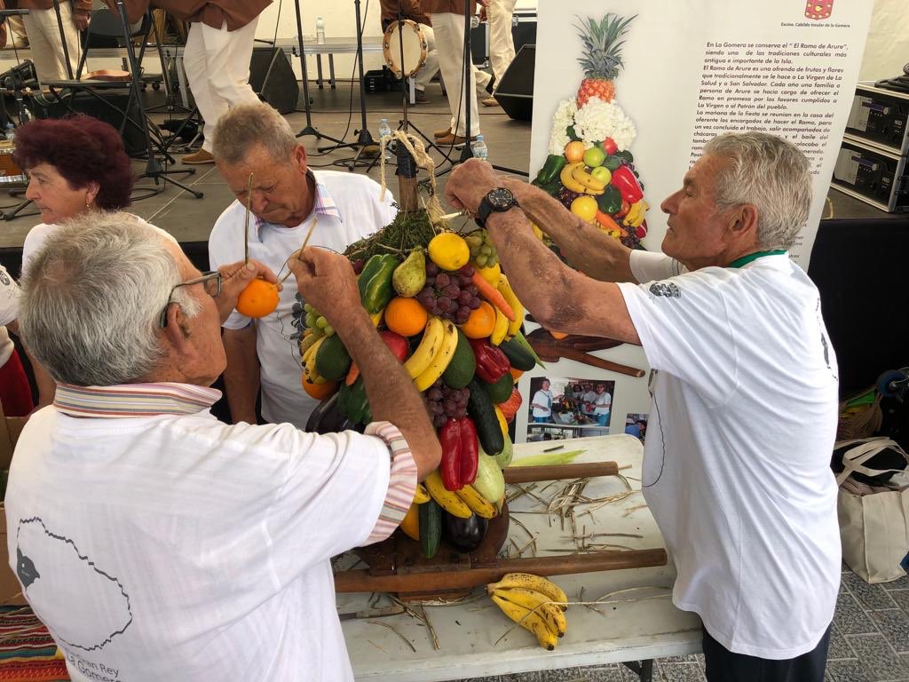 CabildoLaGomera's tweet photo. 🇮🇨 #RamodeArure | Taller de creación del Ramo de Arure que se celebra este sábado en #SanSebastián, dentro de la programación del Día de Canarias. https://t.co/tX4UxbSlqC