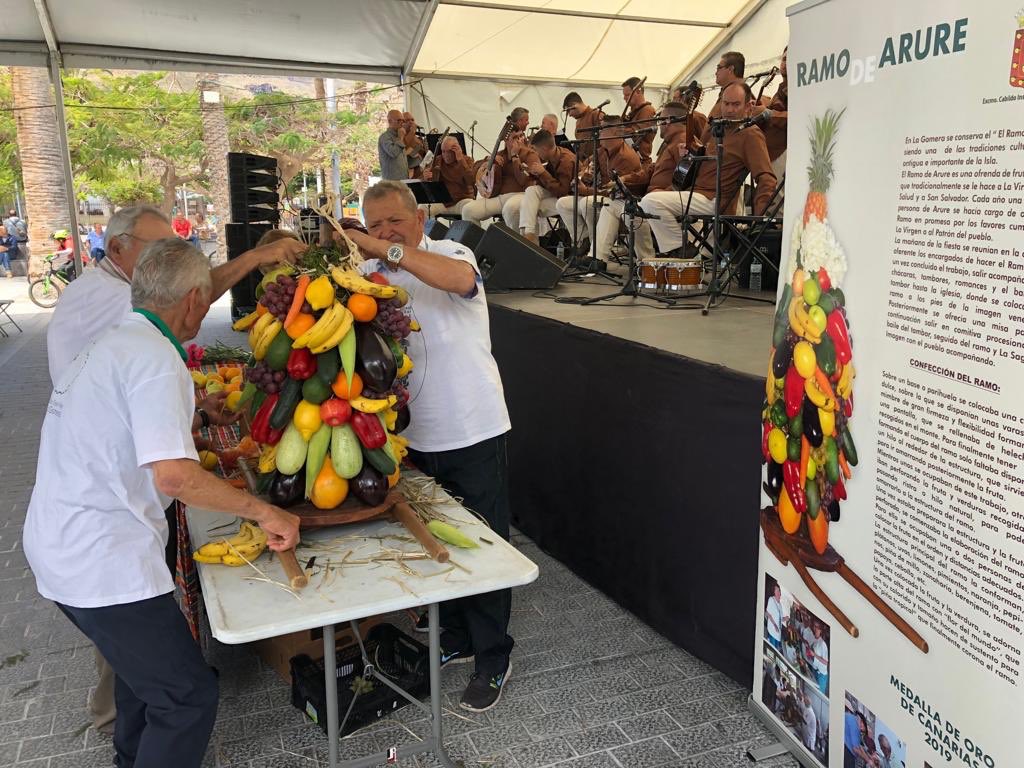 CabildoLaGomera's tweet photo. 🇮🇨 #RamodeArure | Taller de creación del Ramo de Arure que se celebra este sábado en #SanSebastián, dentro de la programación del Día de Canarias. https://t.co/tX4UxbSlqC