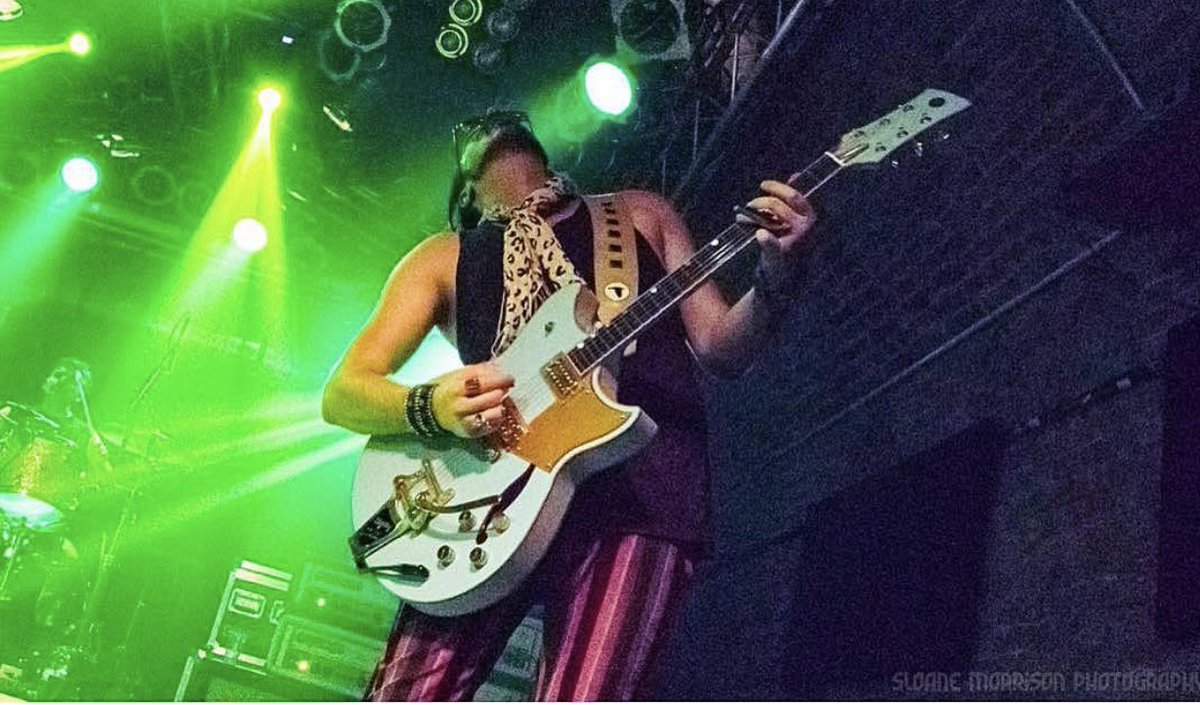 RivalSonsUSA's tweet photo. .@Scott_Holiday showing off his sweet surf green & gold #hollowbody by @YamahaGuitars last year.
#ShareTheSons #RivalSons #ScotturDay #Fuzzlord #chooseyourlord
๐ธ: @sloanemorrison ๐ฅ https://t.co/HJrNgRbI9R