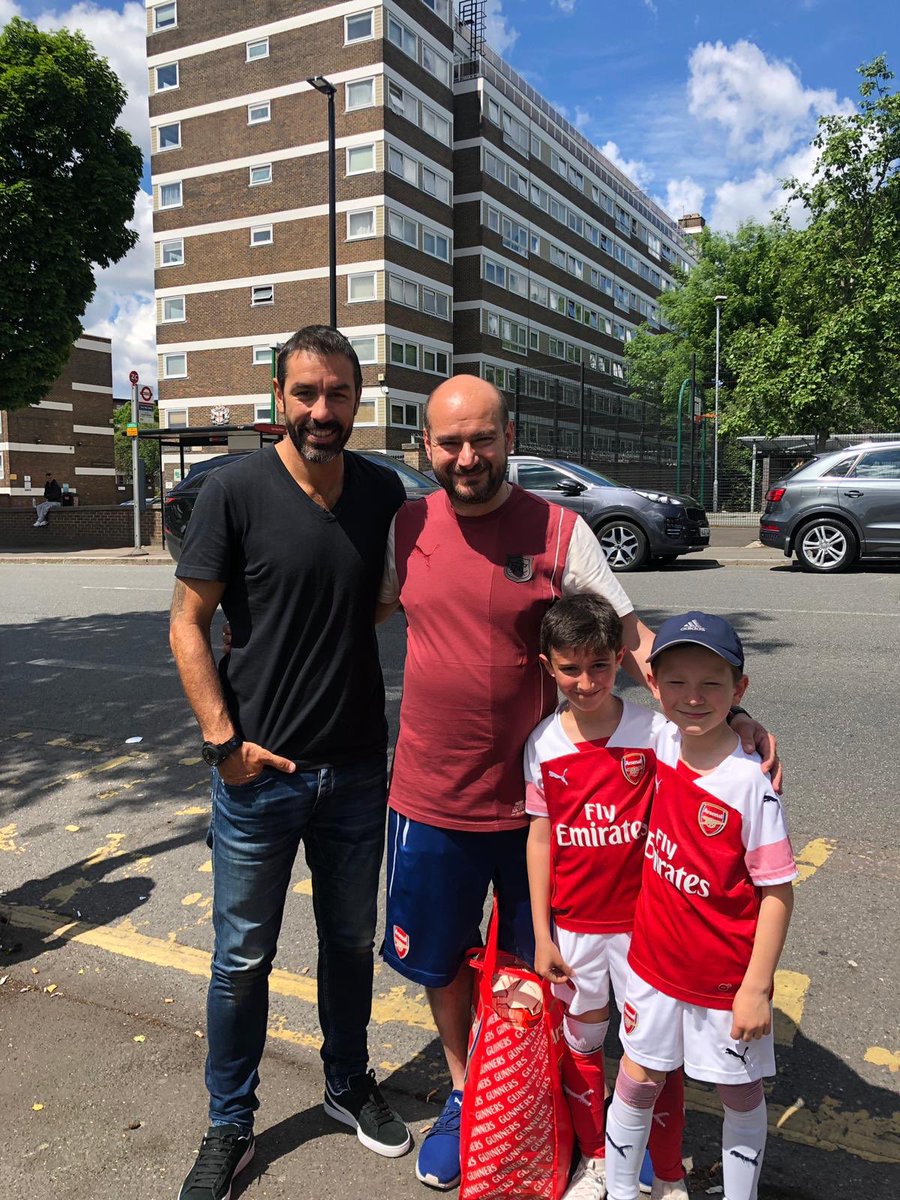 With Arsenal legend Robert Pires @ the Arsenal mini league <a href="/MinistryOfFooty/">Ministry of Football</a> <a href="/Arsenal/">Arsenal</a> <a href="/AFC_Foundation/">The Arsenal Foundation</a> <a href="/arsenalfans/">Arsenal Fans</a> <a href="/ThierryHenry/">Thierry Henry</a> <a href="/RestuOnay/">RobertPires7</a> <a href="/IanWright0/">Ian Wright</a> <a href="/PottersBarUTD/">Potters Bar United</a> @HMSMidHerts