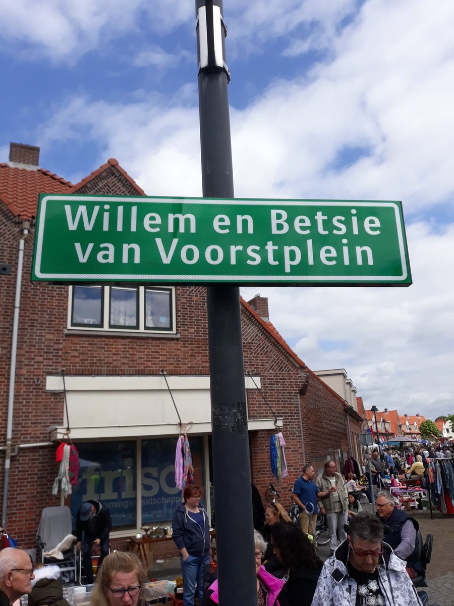 Vanaf vandaag het het Willem van Voorstplein in het mooie Pathmos het Willem en Betsie van Voorstplein. Betsie bedankt!