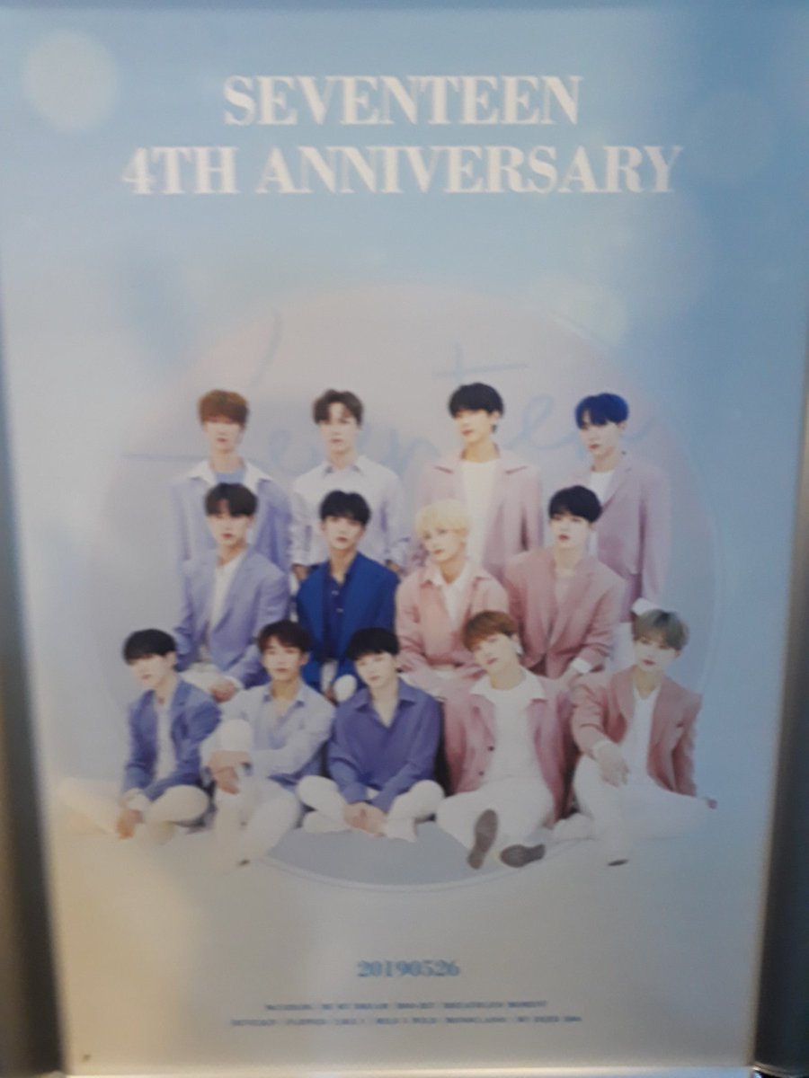 sumeicha's tweet photo. 사람많아서 급하게찍느라 화질 구리다 , , 아마스빈에서 4주년이라고 컵홀더도 주던데 난 떨어져서 못받았어 존나슬퍼 ㅜㅜㅜㅜㅜ https://t.co/CGQ4wn1Pz9