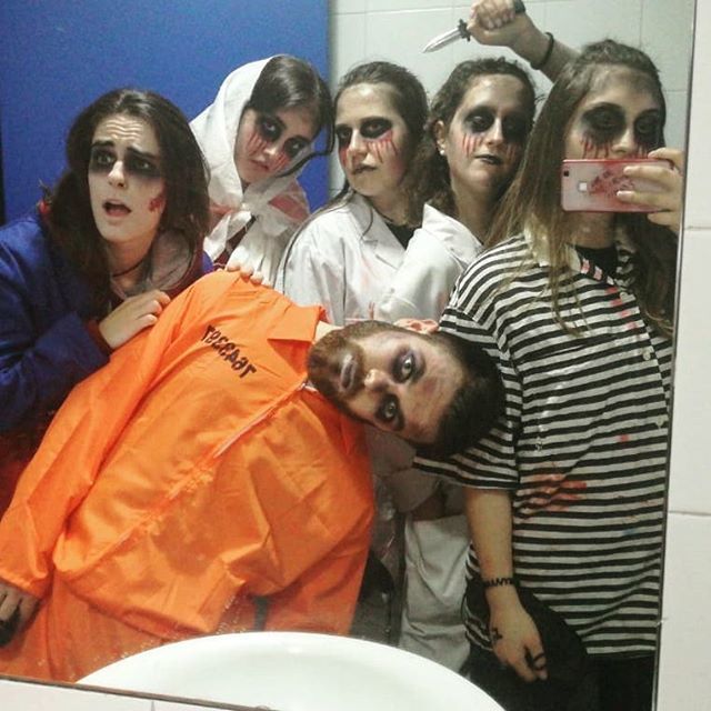Un selfie para morirse 🙄. Cuando hay que dar miedo, lxs monis nos animamos en seguida. Gracias a lxs de 3°de la ESO por haber participado esta noche, esperamos que os lo hayáis pasado genial!!