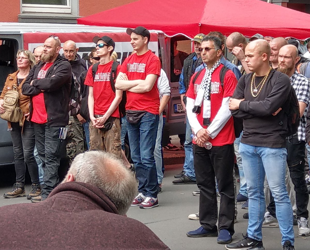 pm_cheung's tweet photo. #Dortmund - 14.15:
Die Auftaktkundgebung der Neonazis hat begonnen. Zunächst sprach ein Delegierter aus Bulgarien zu den anwesenden "Kameraden", nun folgt ein Redner aus Tschechien. 

#do2505 #do2405 https://t.co/Bdo8Ahvlyi