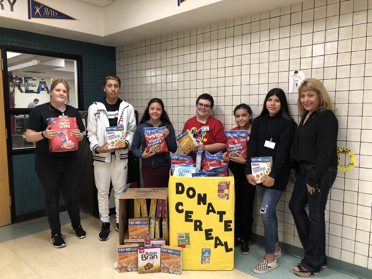MaryAnnOlivas66's tweet photo. Desert View Middle went Cuckoo for Cereal ! Giving is everything. #DVMS143 #DVMSPROUD @Nick_Carrillo27 @catherinedoc12 @DesertView_Lib @OscarPorras26 https://t.co/J99ABt4FSw