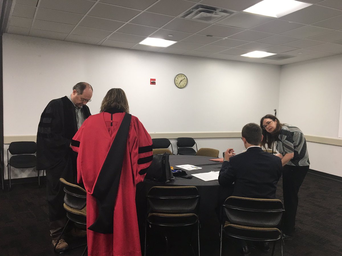 AlanStern's tweet image. Pre-game! Backstage before commencement at the University of Texas School of Natural Science! On stage in an hour than again at noon! My address: “Always Keep Exploring”!