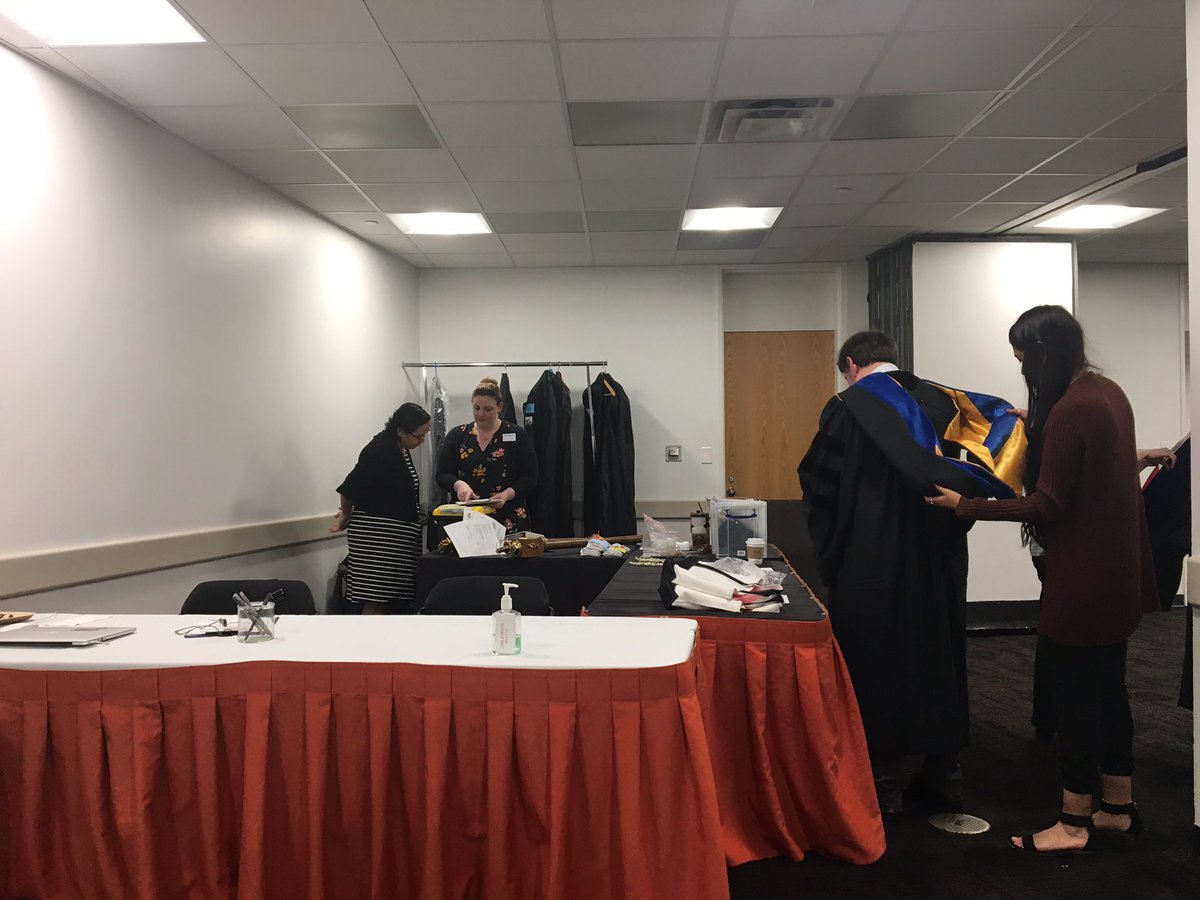 AlanStern's tweet image. Pre-game! Backstage before commencement at the University of Texas School of Natural Science! On stage in an hour than again at noon! My address: “Always Keep Exploring”!