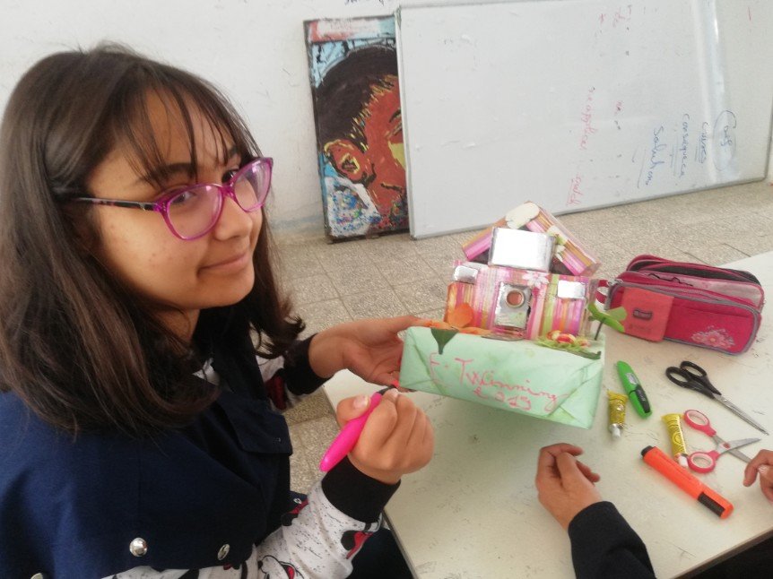 DouhaJemai's tweet photo. A5- Recycling has always been an effective solution to reduce the polluted environment and the  marine litter and students are always motivated with this kind of activity......
#QEdChatEU #EdChatEU #MALIA_Ep #TweetMeetFR https://t.co/re2xHS5Hvi