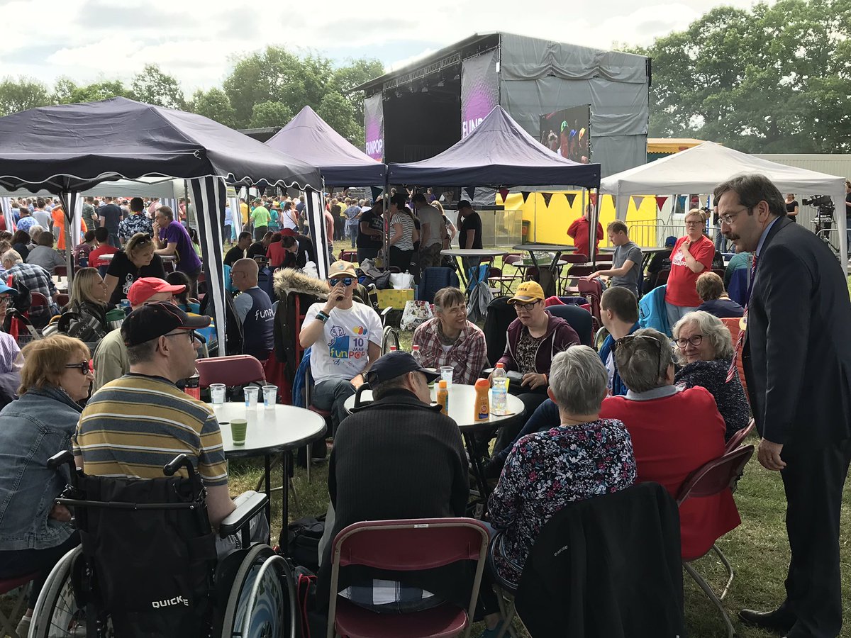 TheoBovens's tweet photo. In Horst a/d Maas, opening van @funpop_nl het leukste festival van Nederland, samen met Bm Ryan Palmen. Ontmoeting met bezoekers en vrijwilligers. @limburg #funpop #aanhetwerk https://t.co/d0mazCJyLQ