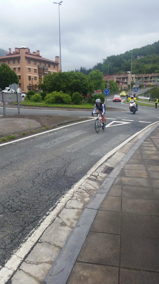 Calibix's tweet photo. .@Calibix #EmakumeenBira Oñatin !!!!
La #EmakumeenBira a su primer paso por Oñati!!!!.
👏👏👏
Aupa @BizkaiaDurango https://t.co/ZO9uj4C3aN
