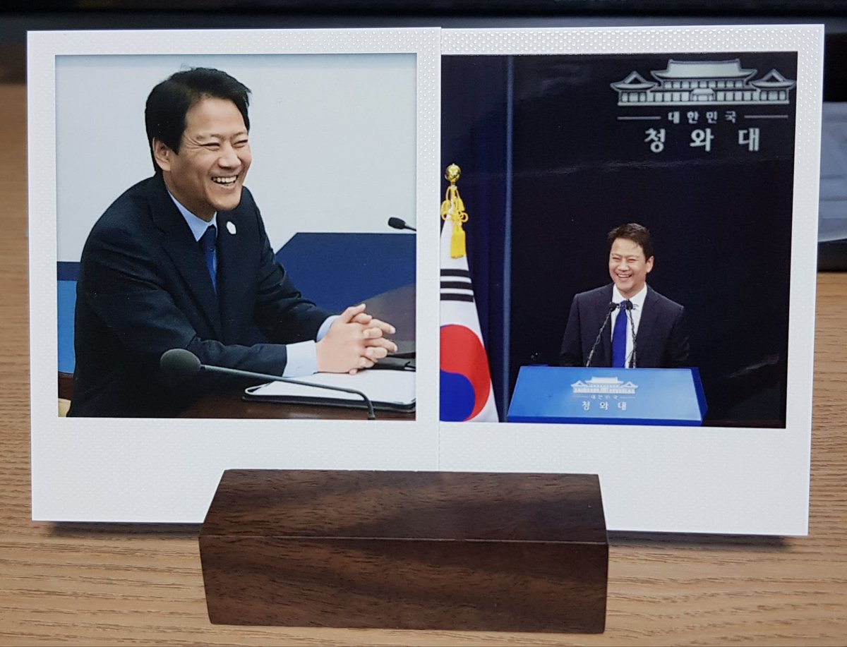 jsdla2019's tweet photo. 자기의 일은 스스로 하는 덕후.
굿즈가 없으면 만들어야.
색감 제일 잘 뽑힌 거 먼저 같이 놔 보고.
아이고 잘 컸다(흐뭇) 광대승천.
저 초선 플필 사진은 뭘 해 놔도 예쁨.
일할 때 사진도 나란히. 방긋방긋 어쩜 저렇게 예쁠까😊
의장님 사진 겁나 잘 뽑혔고...책받침 없는 설움을 달래줄(...) https://t.co/E6FbdAmixM