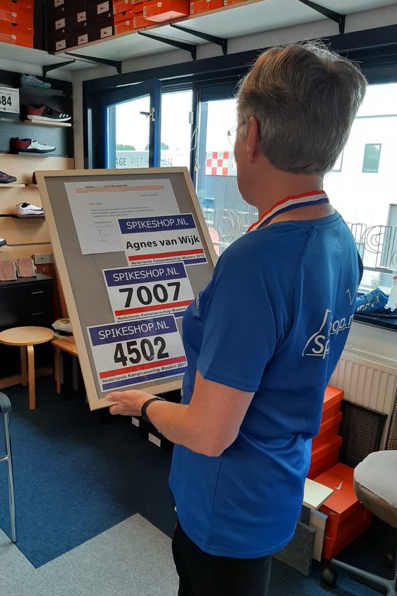 NKmastersGouda's tweet photo. Sponsor @spikeshop werd vanochtend verrast door de organisatiecommissie (‘The Men in Black’) van het NK Masters 2017-2018-2019 bij @AVGouda.

Dank voor drie jaren sponsoring van de startnummers van de vrouwen! https://t.co/Irhfh9XcIx