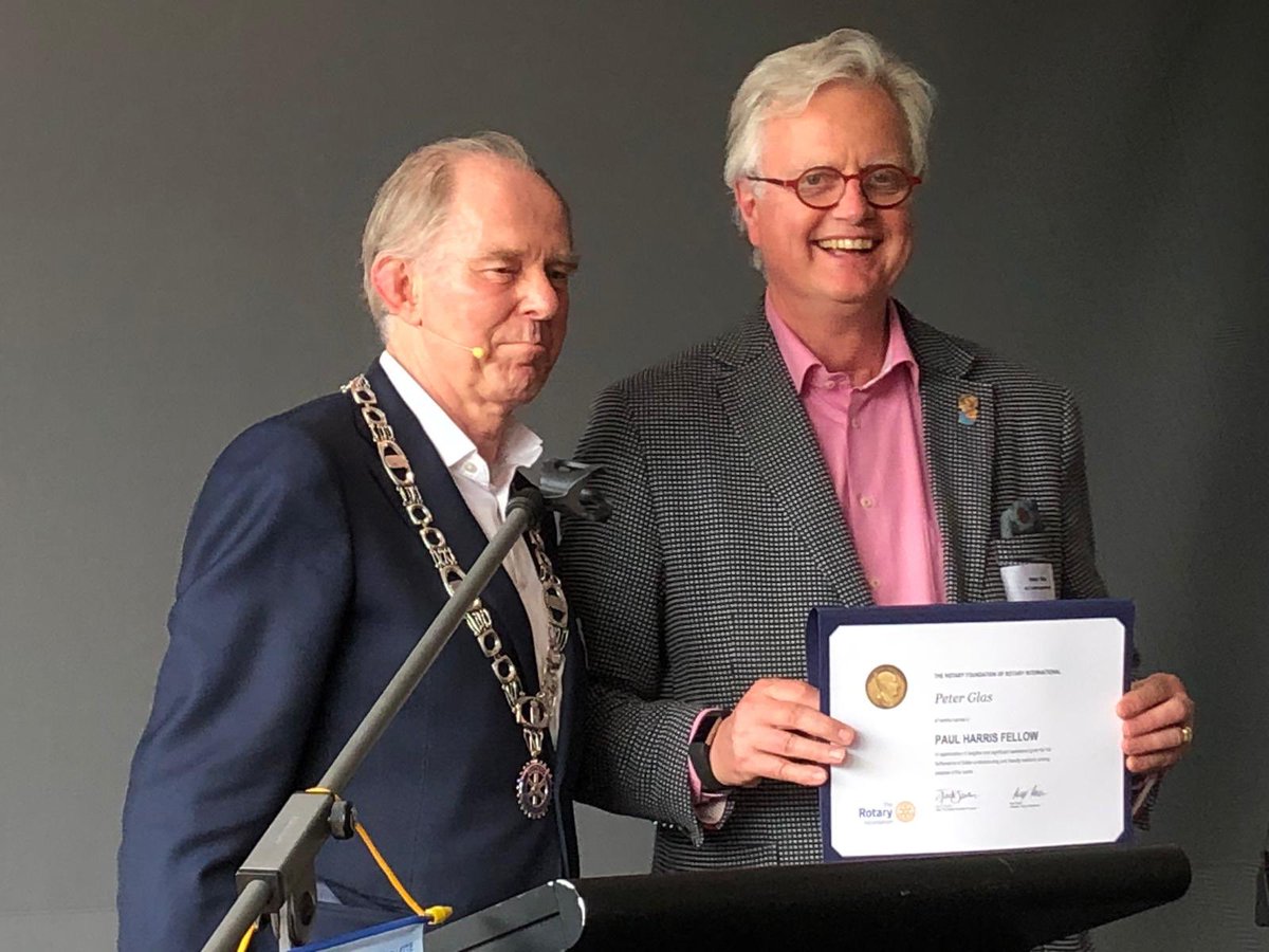 RotaryDB's tweet image. Deltacommisaris @PeterGlas werd zojuist benoemd tot #PaulHarrisFellow bij de water-districtsconferentie @HAShogeschool ‘s-Hertogenbosch. #RotaryVoorWater #trots (met gouverneur @JeroenCollette)