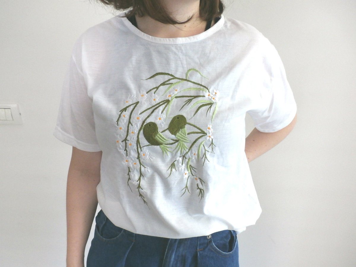 GrandmasDowry's tweet photo. #EmbroideredTee T-Shirts, Feminine White Tee Embroidered  #unusedvintage https://t.co/qGyC6zzn3M        
#clothing #women #blouse #whiteshirt #tee #streetstyle
#MinimalStyle
#shopSecondHand
#VintageFashion
#ThriftFashion 
#SlowFashion
https://t.co/33411oxpe7