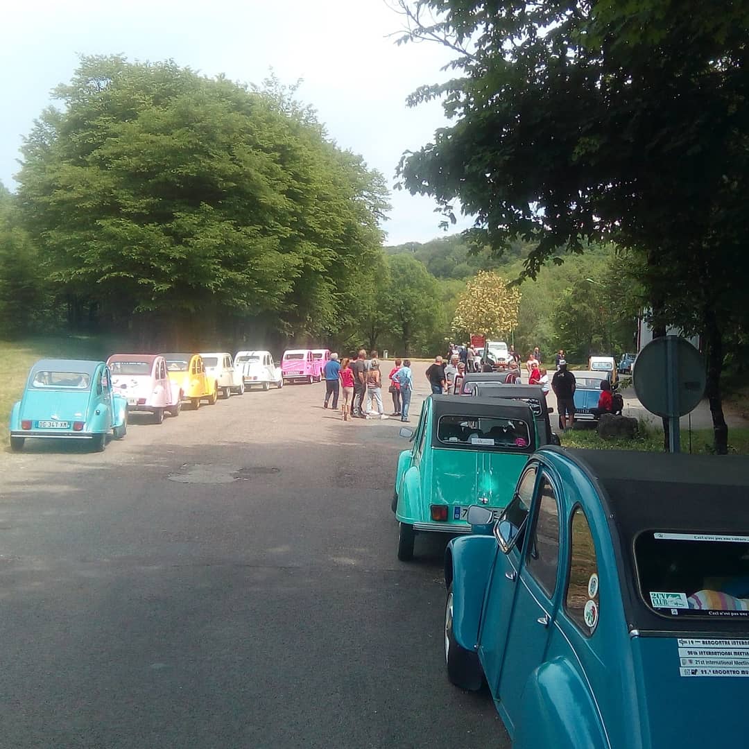 les_deuchs's tweet photo. 29/05 en #2cv roses direction #StAmandMontrond pour la nationale #CherDeuchesDixNeuf !Cette nationale aura c'est certain un goût particulier 💕 et nous rappelle qu'un #Cancer cela n'arrive pas qu'aux autres !🥊🦀🎗️ #nationale2cv2019 #cher #voituresAnciennes
#2pattes #2cvCitroen https://t.co/O9GBa4wuNI