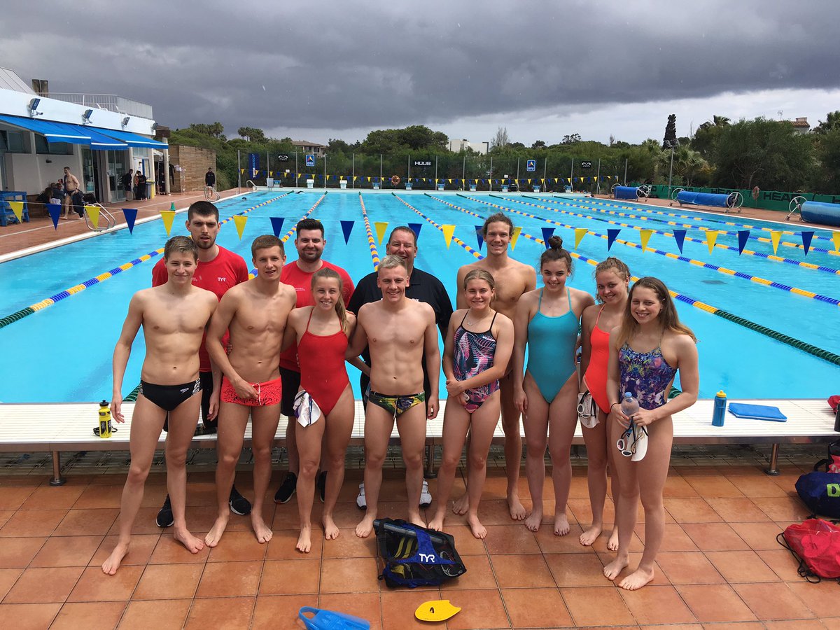 England International junior distance group first training session in the rain #bestcentre