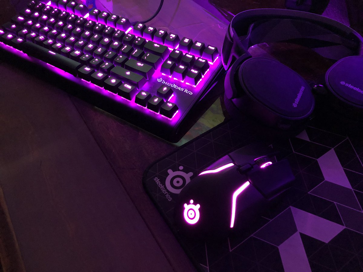 Le setup de <a href="/jaxs_14/">Jackson Somers</a> sur insta en full steelseries, juste magnifique ! 😍
#SetupSteelay #steelseries #setup