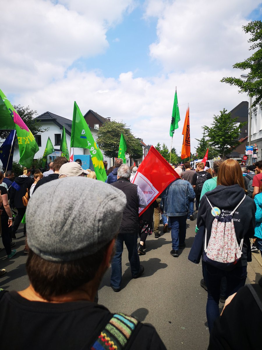 ella94victoria's tweet photo. Keinen Fußbreit den Faschisten. Rund 600 Menschen protestieren an der Wellinghoferstraße gegen Nazis #do2505 #nonazisdo #fckNzs #do2405 #Dortmund https://t.co/t4lhQveYwn