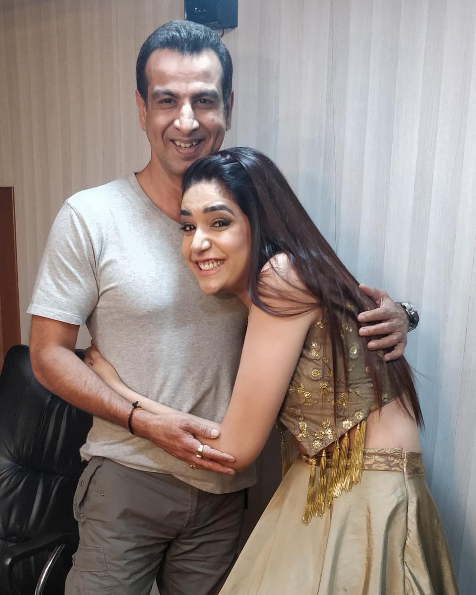 Standing tall with the hwattieee himself @ronitboseroy #fangirling thank you @jasssaluja2122 for making my day today...love you Ronit sirr... ❤️❤️❤️