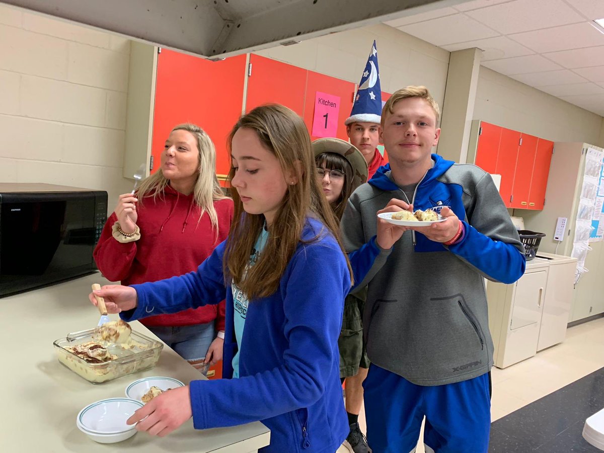 UHS Spanish & Ms. Knott’s Homeroom tweet media