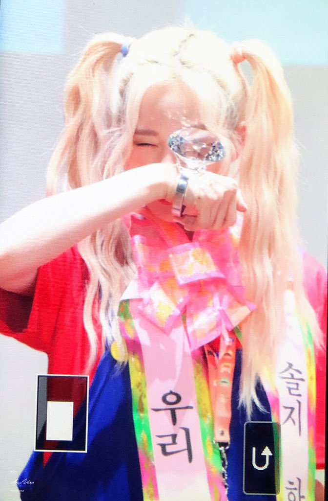 SoulG_Vera's tweet photo. 190525 영등포 팬싸
♥️💜
#EXID #솔지 #solji #ソルジ https://t.co/0hjTkuqbjs