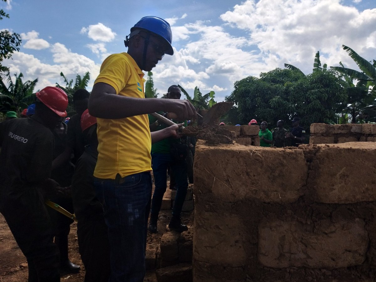 BugeseraDistr's tweet photo. Intumwa za rubanda bifatanyije n'intore z'inkomezabigwi ku rugero ruciye ingando bari mu gikorwa cyo kubakira umuturage ushaje. Ni mu rwego rwo kubakira abatishoboye. @RwandaParliamnt @RwandaEast @RwandaLocalGov @MutabaziRich https://t.co/gdeZV0RZPU