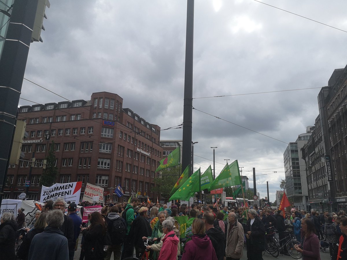 Hatice_Ince_'s tweet photo. Info an alle Bremer*innen: Am Brill ist dicht. #Bremen #ohneRassismusHB2505 #HBWahl https://t.co/U7db0UADGU