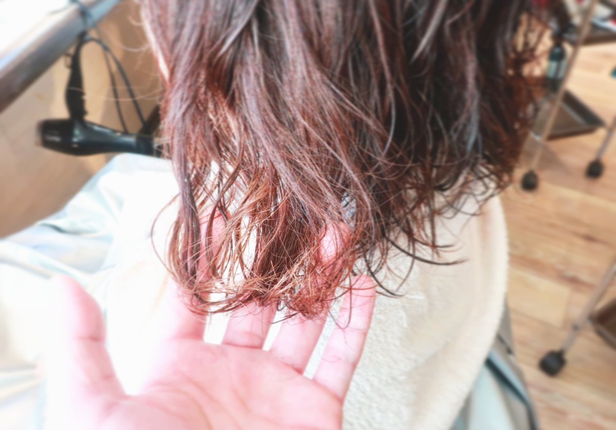 ひろぽん 縮毛矯正大好きお兄さん V Twitter ブリーチが毛先に残ってる髪にパーマあててガサガサのビリビリ お客様の髪でチャレンジなんてするんじゃないよ ちゃんと石橋叩いて渡ろうぜ ってなわけで綺麗にして カットバランス修正して 可愛く仕上げました 美容師