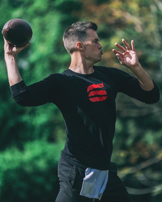 Watch Tom Brady's leaked NSFW photo on TwXstars