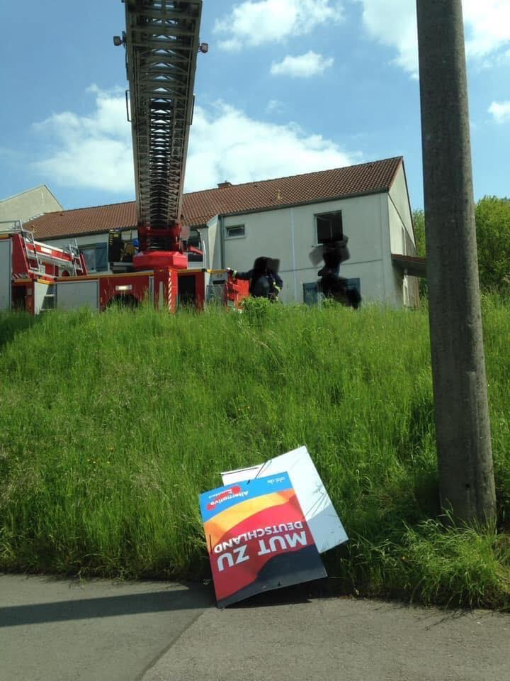 Alice_Weidel's tweet photo. Dass Plakate der #AfD entwendet werden, ist keine Neuigkeit. Dass man im  Saarland dazu sogar die 🚒 Feuerwehr bemüht, hingegen schon!
#EUWahl #Europawahl2019 #EU
➡️ https://t.co/1fQrvKNfSx https://t.co/h5ZF15BLJt