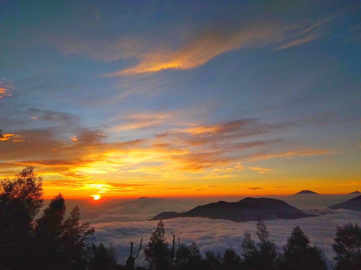 Sekembalinya ia ke bumi, menenangkan sekaligus menghangatkan… 

Wahai jiwa yang haus akan buaian, ku peluk engkau dengan kerinduan… 

#negeridiatasawan 
#dieng